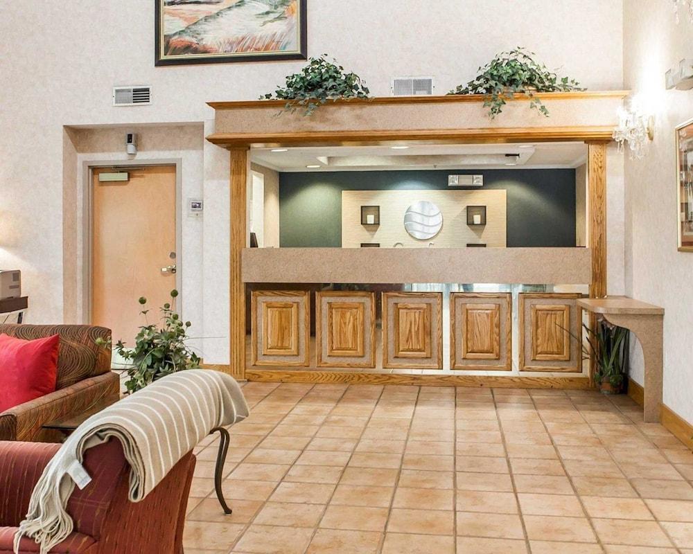 Econo Lodge Newport Bagian luar foto