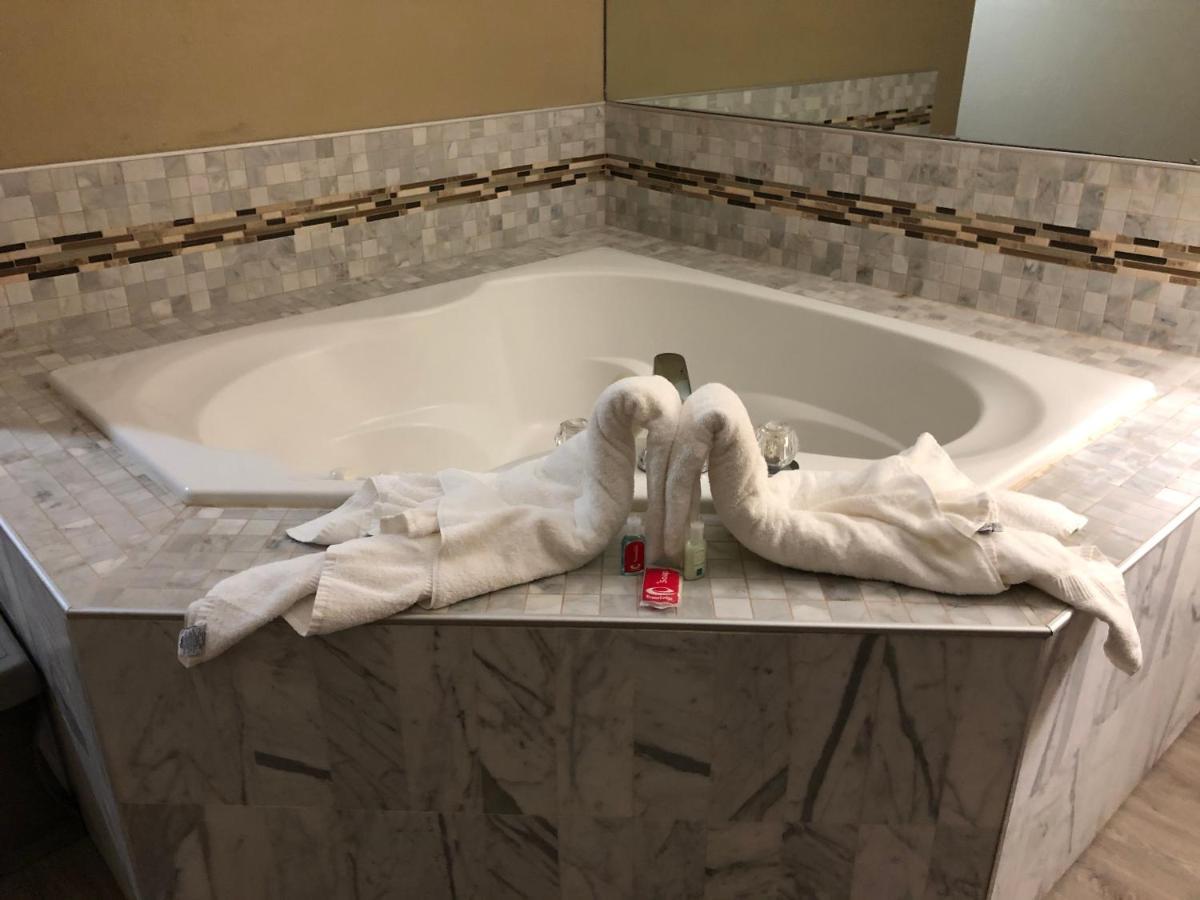 Econo Lodge Newport Bagian luar foto