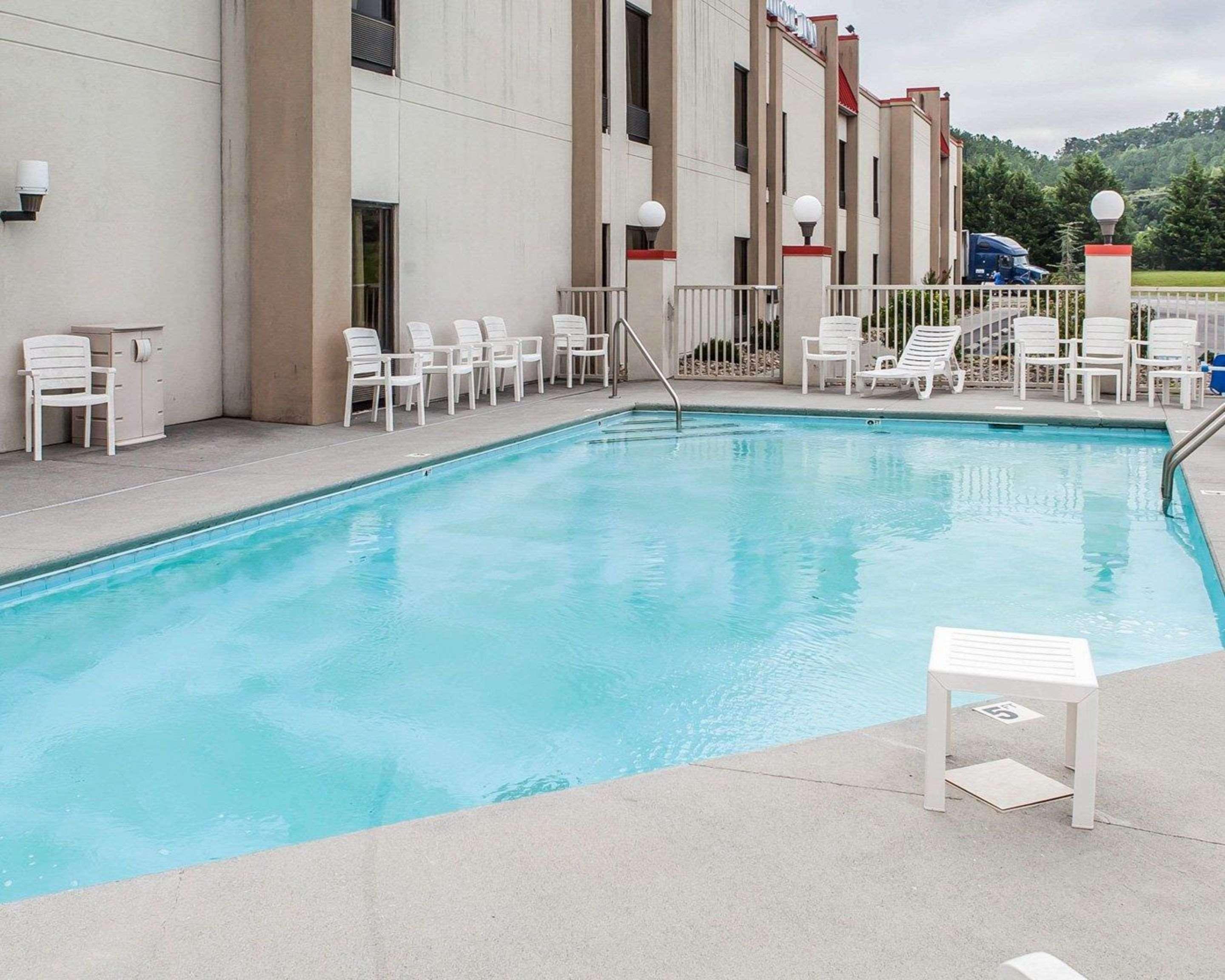 Econo Lodge Newport Bagian luar foto