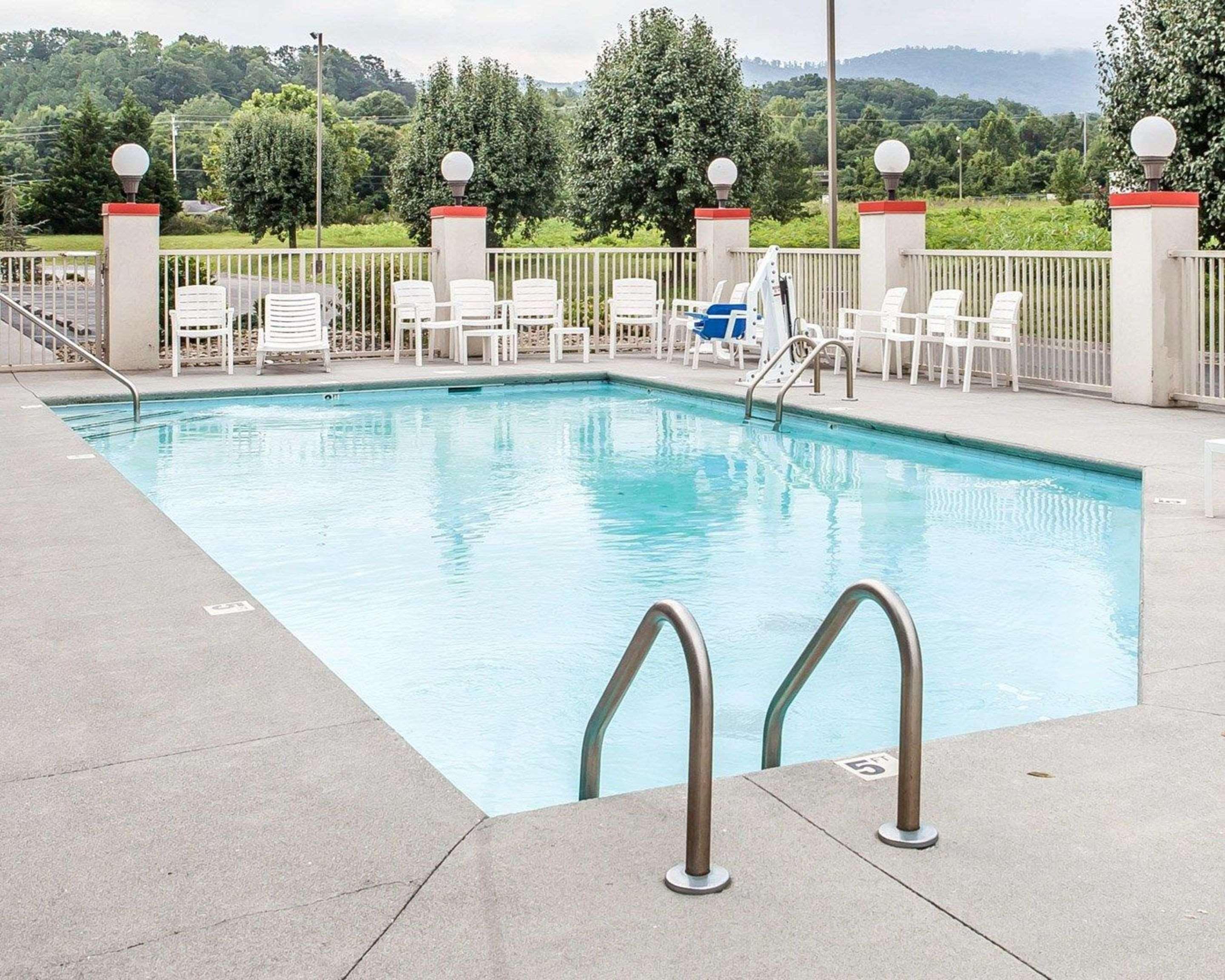 Econo Lodge Newport Bagian luar foto