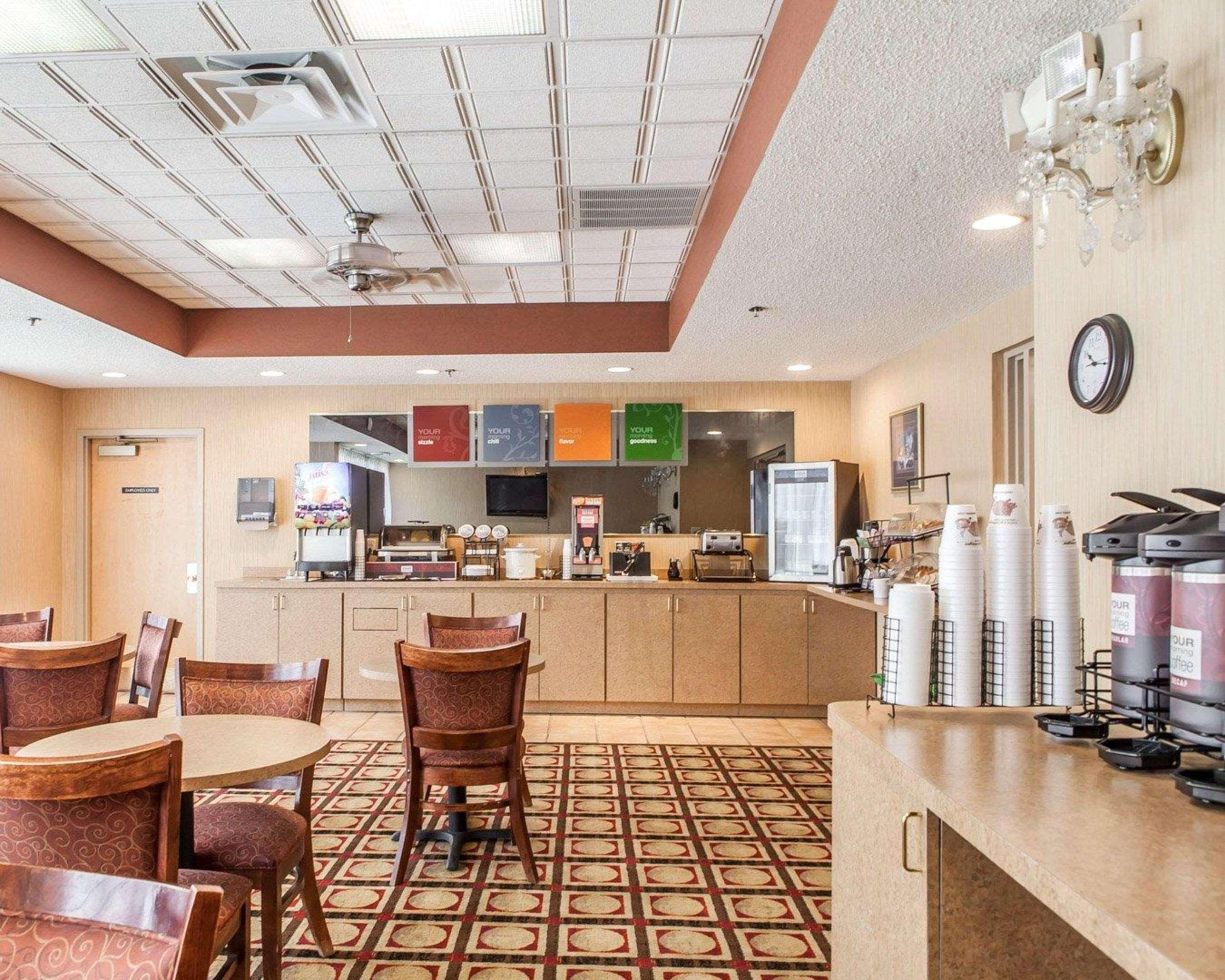 Econo Lodge Newport Bagian luar foto