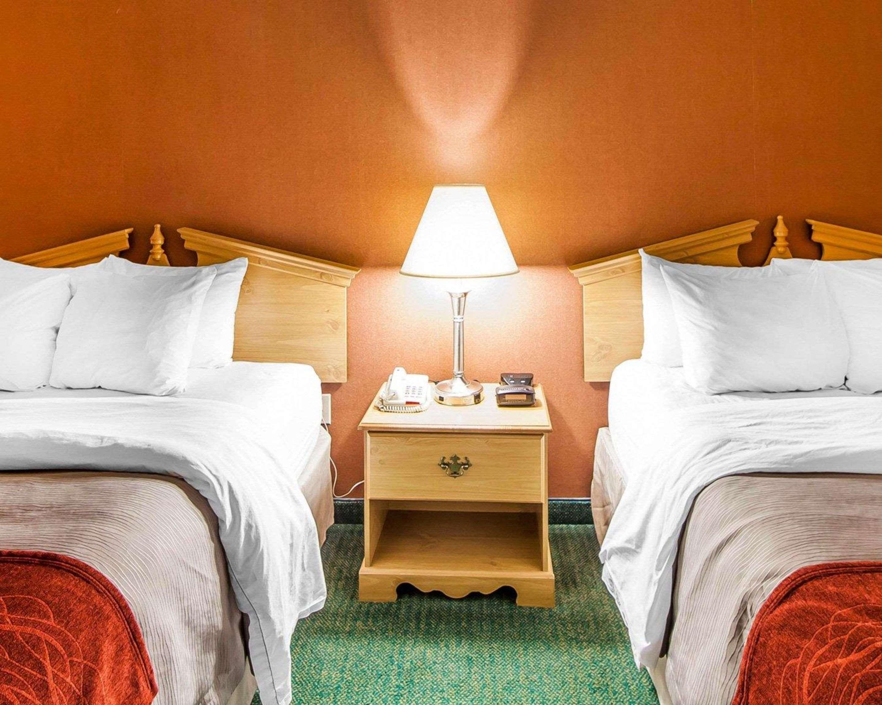 Econo Lodge Newport Bagian luar foto