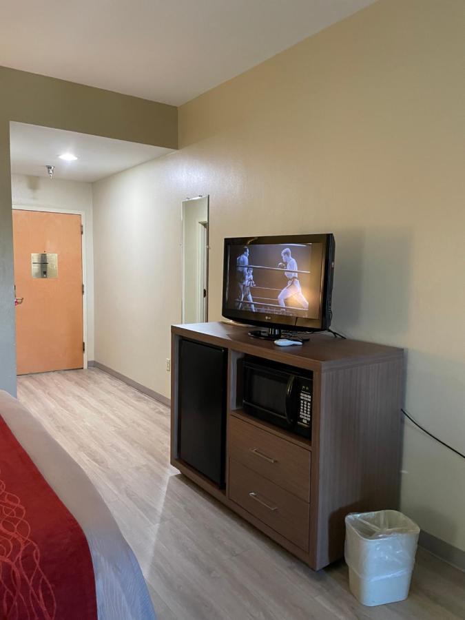 Econo Lodge Newport Bagian luar foto