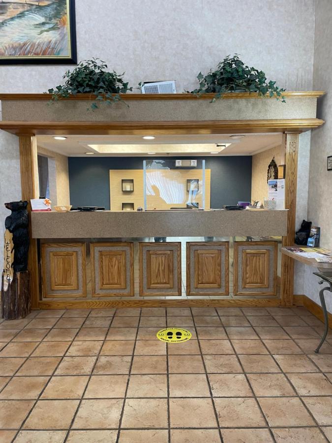 Econo Lodge Newport Bagian luar foto