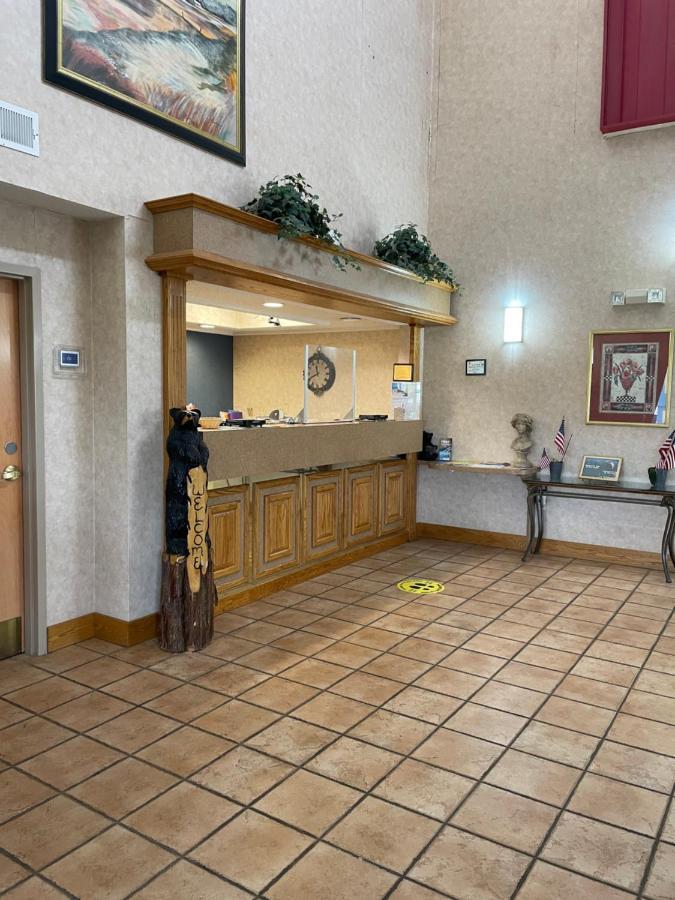Econo Lodge Newport Bagian luar foto