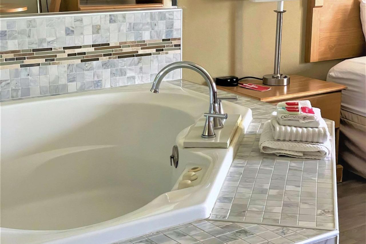 Econo Lodge Newport Bagian luar foto