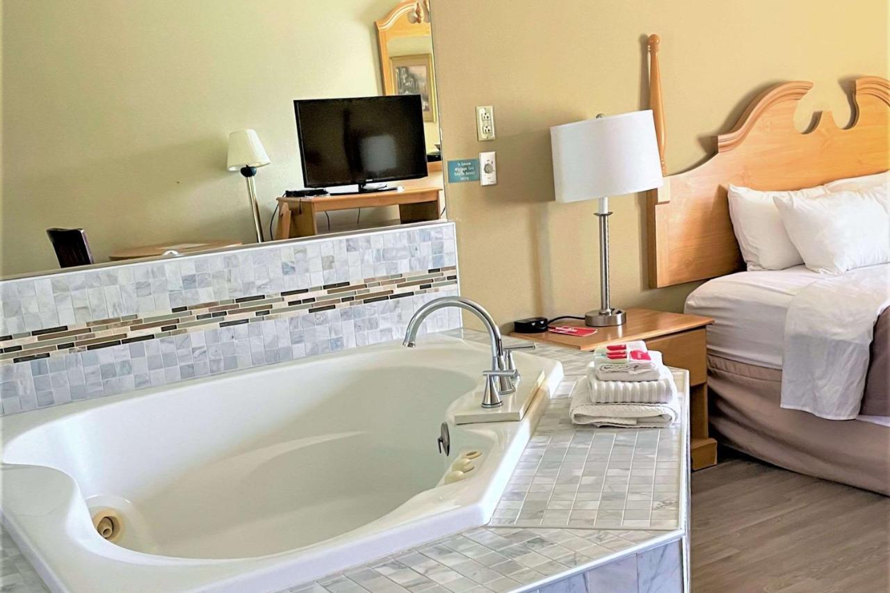 Econo Lodge Newport Bagian luar foto