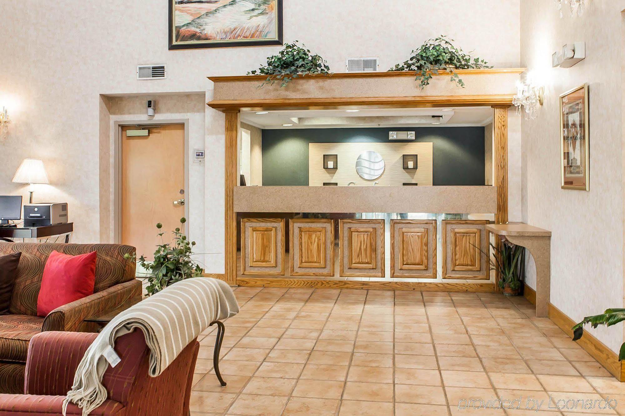 Econo Lodge Newport Bagian luar foto