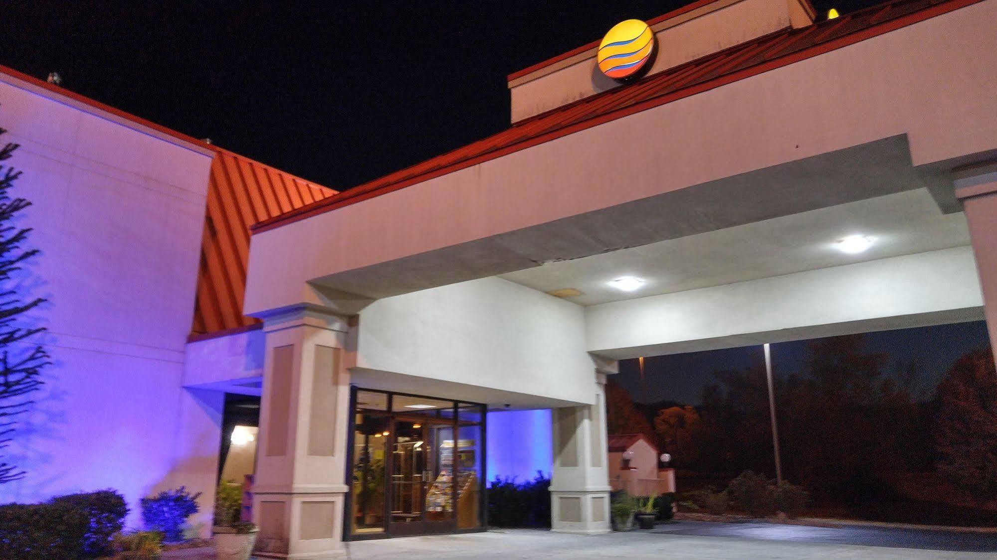 Econo Lodge Newport Bagian luar foto