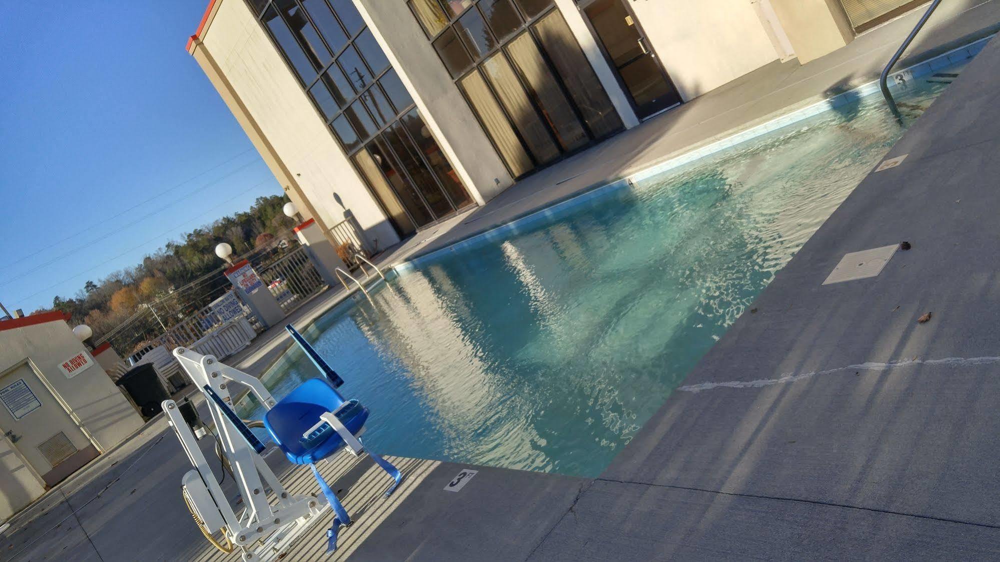 Econo Lodge Newport Bagian luar foto