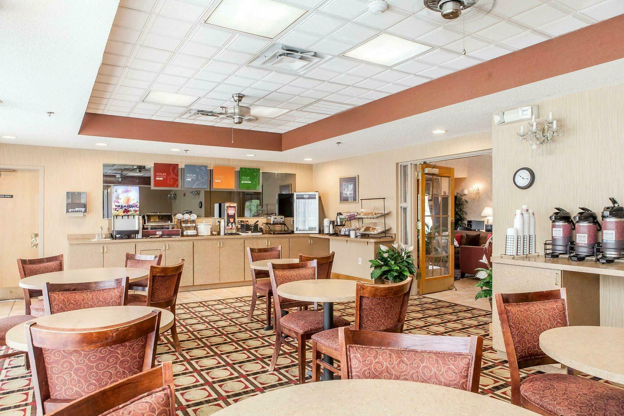 Econo Lodge Newport Bagian luar foto